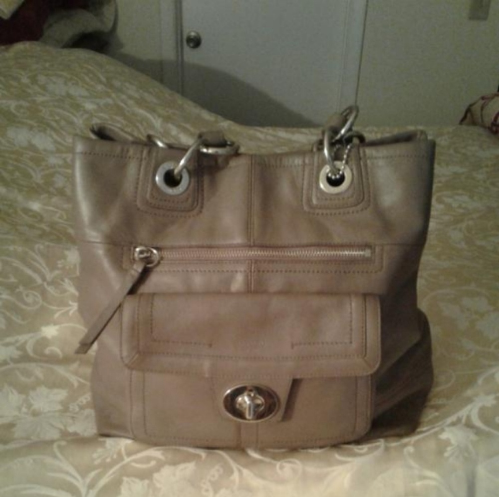 FINAL PRICE/ Coach Carryall  Turnlock Taupe bag